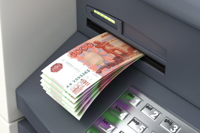 В Гусеве полицейские разыскали женщину, забравшую деньги из банкомата