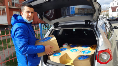 Калининградские волонтёры передали продуктовые наборы семьям