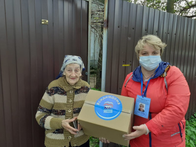 Пожилым жителям Калининграда волонтёры доставили продуктовые наборы