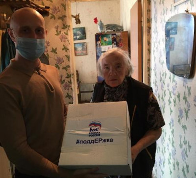 Пожилым жителям Калининграда волонтёры доставили продуктовые наборы