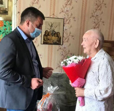Единороссы Гусева поздравили ветерана с днём рождения