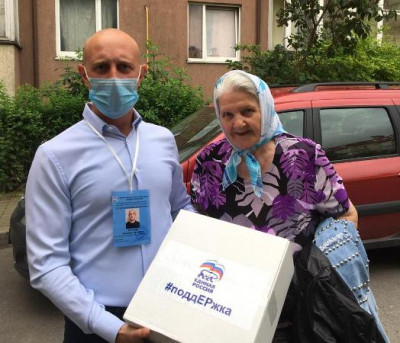 Калининградские волонтёры доставляют продуктовые наборы нуждающимся