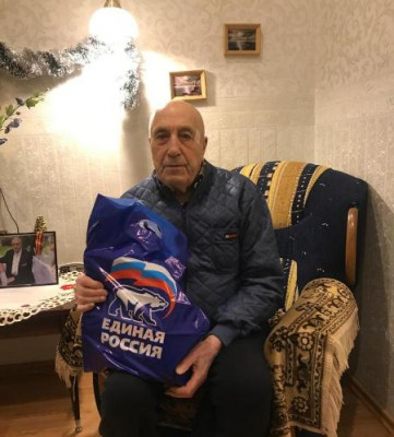 «Единая Россия» дарит новогодние подарки ветеранам