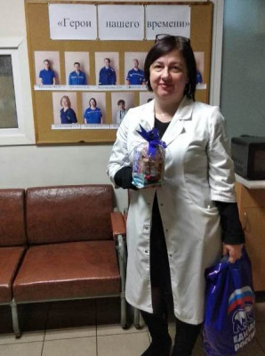 Единороссы региона доставляют новогодние подарки детям врачей