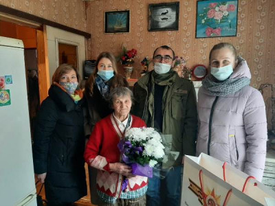 С 90-летием жительницу Ладушкина поздравили единороссы муниципалитета