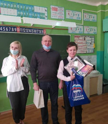 Калининградский школьник получил планшет для обучения на дому