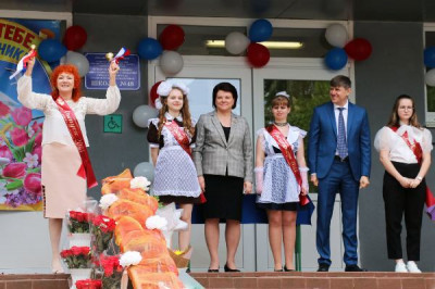 Единороссы поздравили выпускников школ с последним звонком