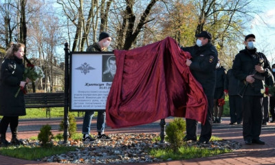 Единороссы Немана открыли мемориальную доску памяти сотрудника МВД