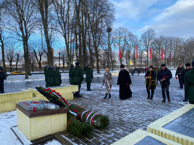 Единороссы Советска возложили цветы к мемориальному комплексу