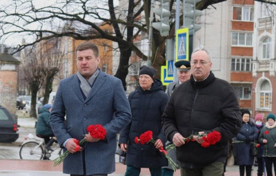 Единороссы возложили цветы к памятнику Сергея Ивановича Гусева