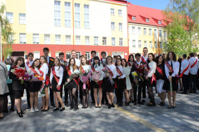 Единороссы Востока области поздравляют школьников с последним звонком