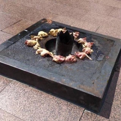 В Калининграде рабочие готовили мясо на Вечном огне