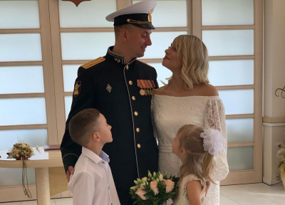 В Гурьевске с днем любви и верности поздравили семью морского офицера