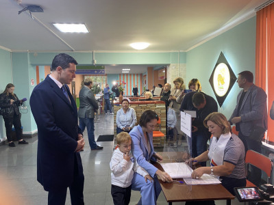 Антон Алиханов  проголосовал  на избирательном участке