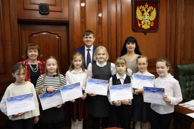 Единороссы отметил участников проекта «Киноуроки в школах России»
