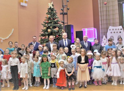 Единороссы поздравили с Новым годом юных жителей области