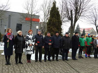 Единороссы Озёрска возложили цветы к мемориальному комплексу