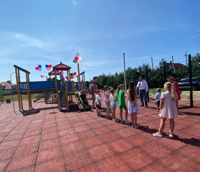 Единороссы Янтарного открыли новую детскую площадку в пос. Покровское