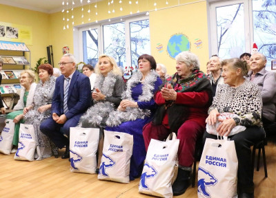 Единороссы Калининграда вручили подарки пожилым людям