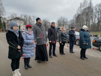 Единороссы приняли участие в митинге у могилы павших воинов