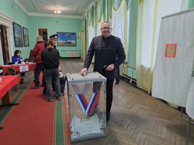 Сергей Мельников проголосовал на своем избирательном участке