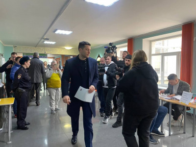 Антон Алиханов проголосовал на выборах Президента Российской Федерации