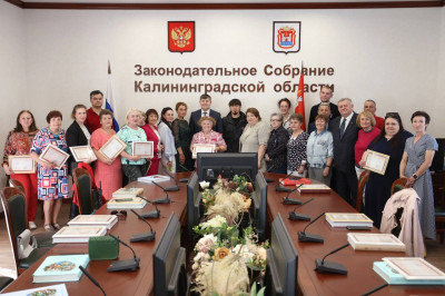 Андрей Кропоткин вручил дипломы выпускникам «Народного университета»