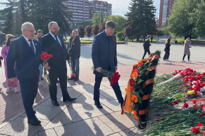 Андрей Кропоткин возложил цветы к памятнику А. М. Василевскому