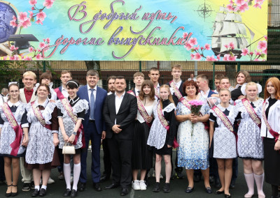 Для тысяч выпускников нашей страны звенит "Последний звонок"