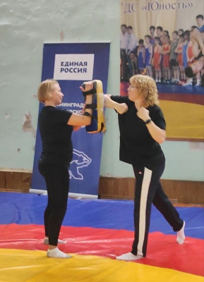 Продолжаются занятия по самообороне