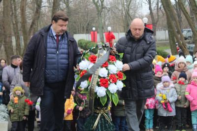 Единороссы Пионерского возложили цветы к мемориалу павшим солдатам