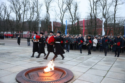 Единороссы возложили цветы к мемориалу 1200 гвардейцам