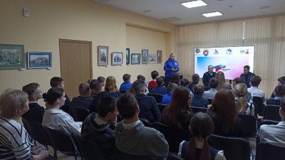 Единороссы Светлогорска провели патриотический урок для школьников