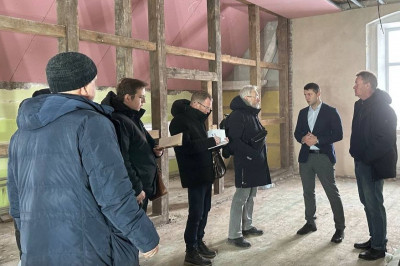 Единороссы проинспектировали ход капремонта детского сада