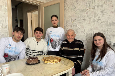 Единороссы Черняховска поздравили ветерана