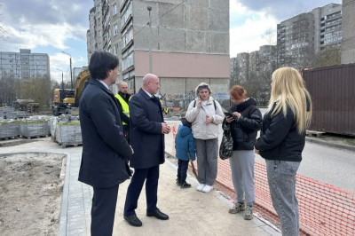 Единороссы проинспектировали ход капитального ремонта тротуара