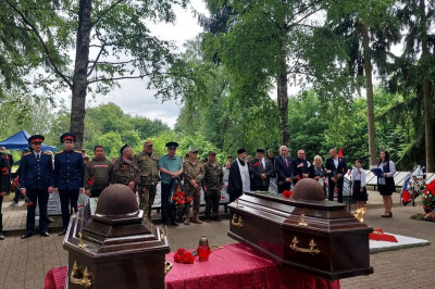 Единороссы перезахоронили останки солдат Великой Победы